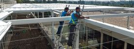 Toldos Chamorro hombres instalando toldo