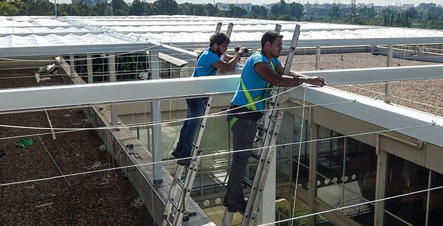 Toldos Chamorro hombres instalando toldo